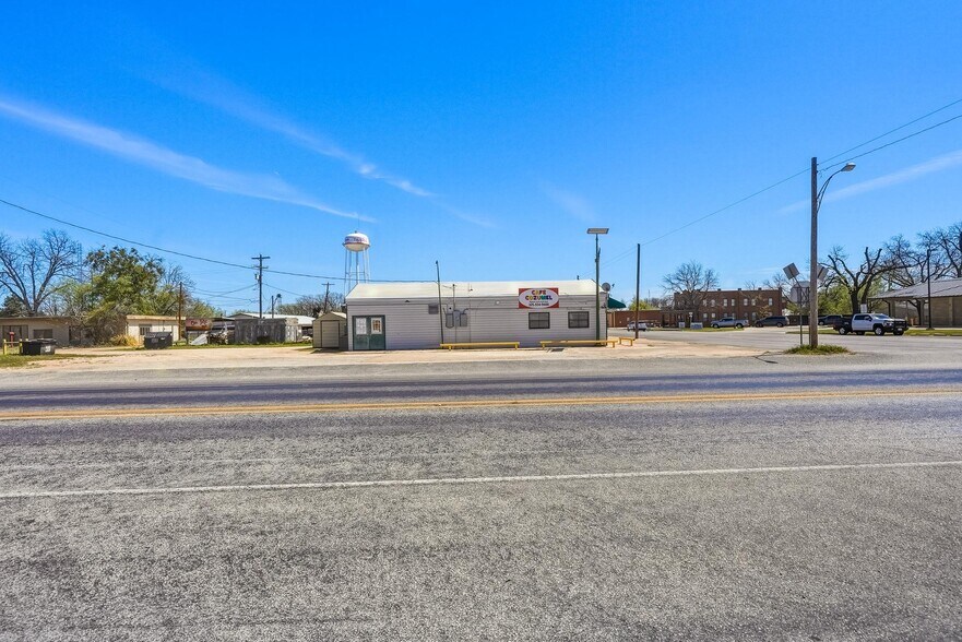 More Photos Of 542 Graham St, Tuscola General Retail For Sale