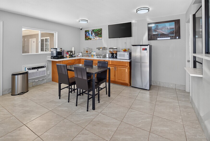 More Photos Of 2111 Whitley Ave, Corcoran Hotel For Sale