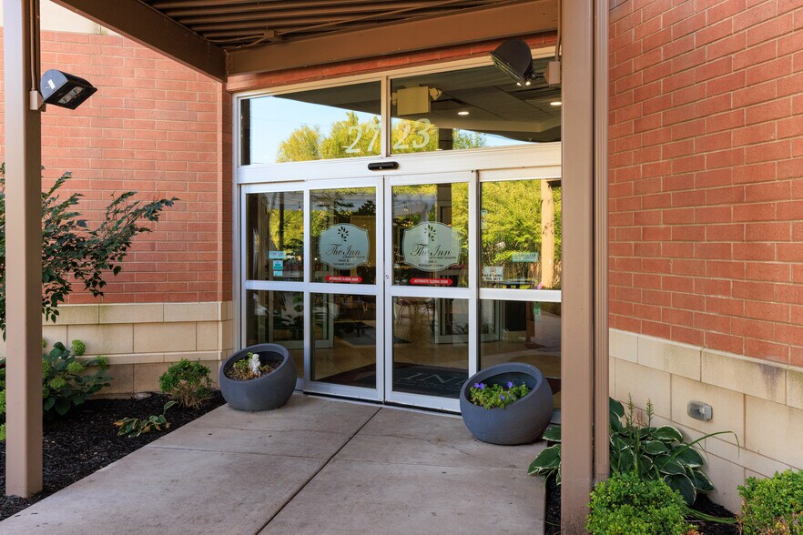 More Photos Of 2723 Sheridan Rd, Zion Hotel For Lease