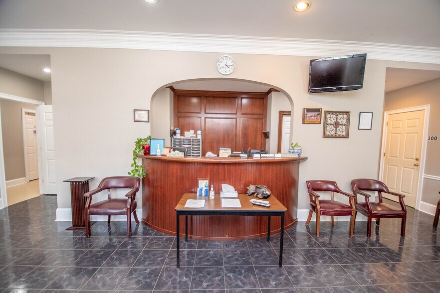 More Photos Of 385 Hawthorne Ln, Athens Medical For Lease