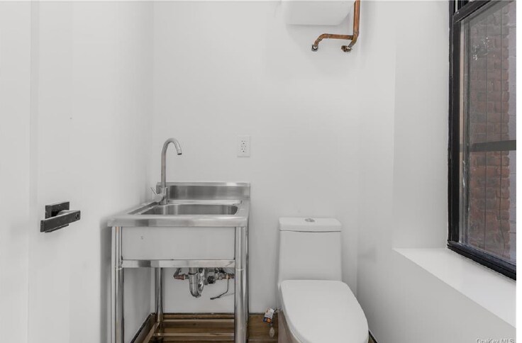 More Photos Of 557 E 137th St, Bronx General Retail For Sale