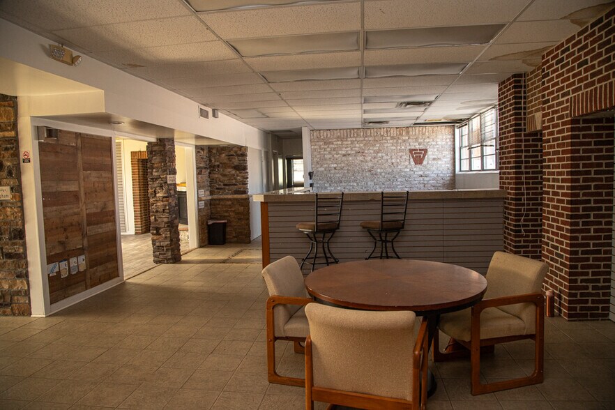 More Photos Of 101 Ashworth Rd, West Des Moines Showroom For Sale