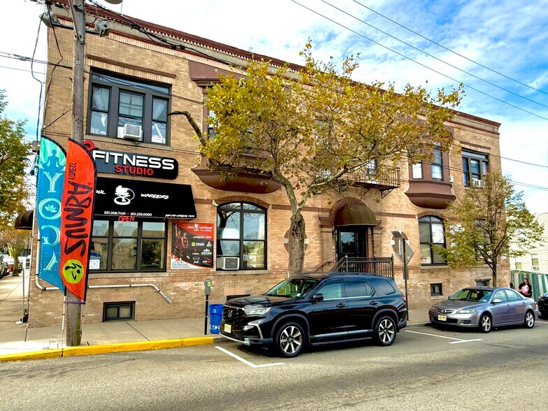 More Photos Of 811 30th St, Union City Storefront Retail Residential For Sale