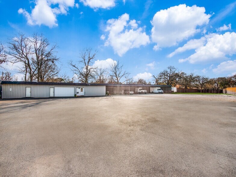 More Photos Of 708 E Hundley Dr, Lake Dallas Warehouse For Lease