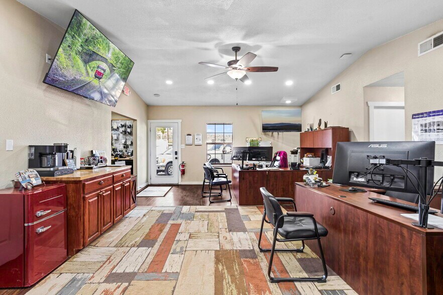 More Photos Of 16415 S Access Rd, Canyon Lake Showroom For Sale