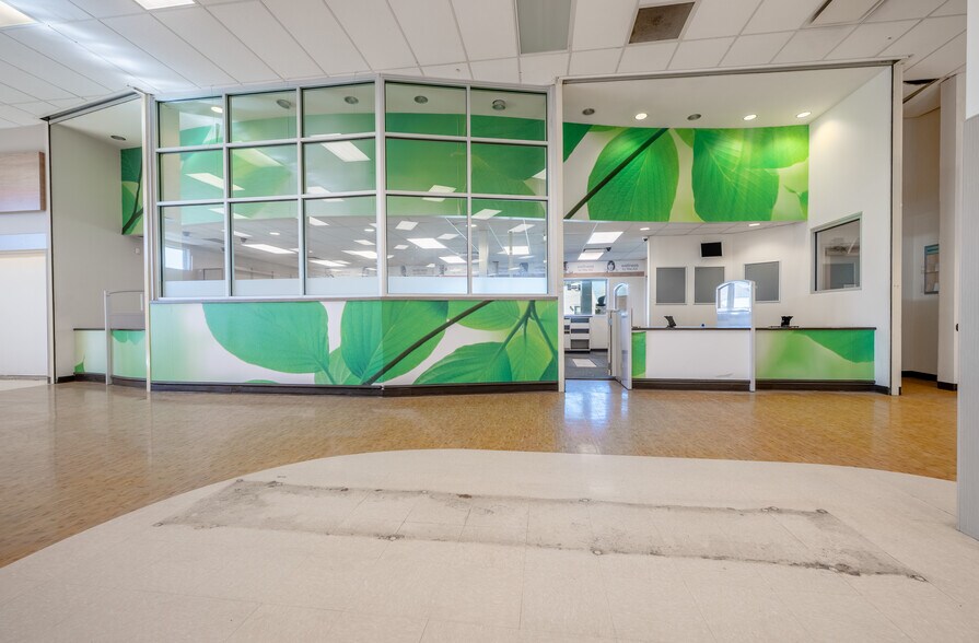 More Photos Of 705 W High Ave, New Philadelphia Drugstore For Lease