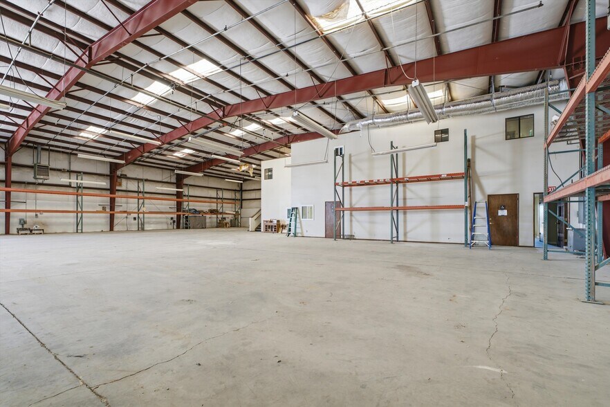 More Photos Of 1400 Orange St, Rosamond Warehouse For Lease