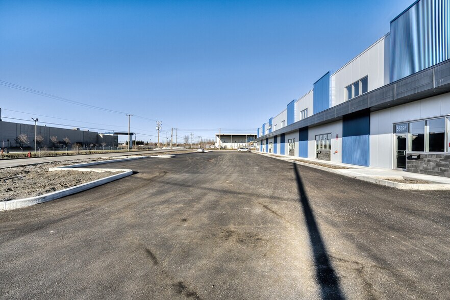 More Photos Of 5539 St Ernest-Cormier, Laval Showroom For Lease