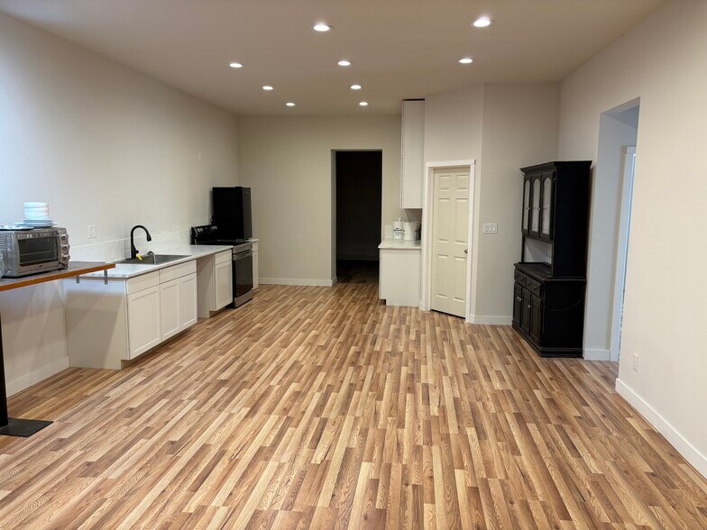 More Photos Of 211 E Main St, Dayton General Retail For Sale