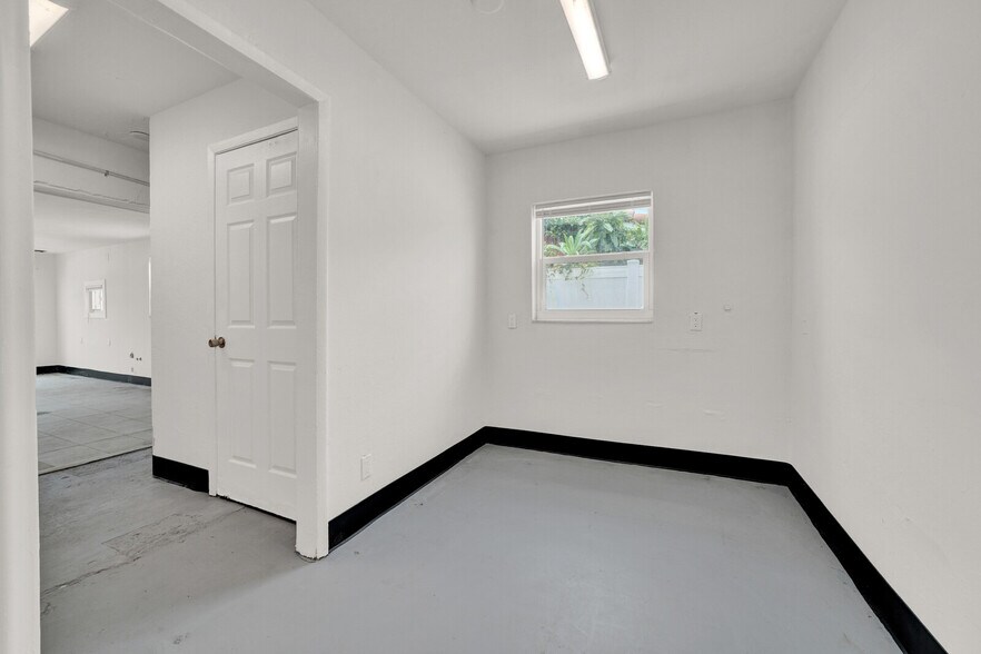 More Photos Of 311 E Commercial Blvd, Oakland Park Freestanding For Sale