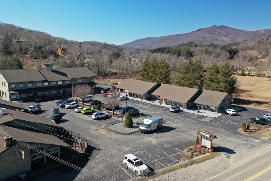 Primary Photo Of 102 High Country Sq, Banner Elk General Retail For Lease
