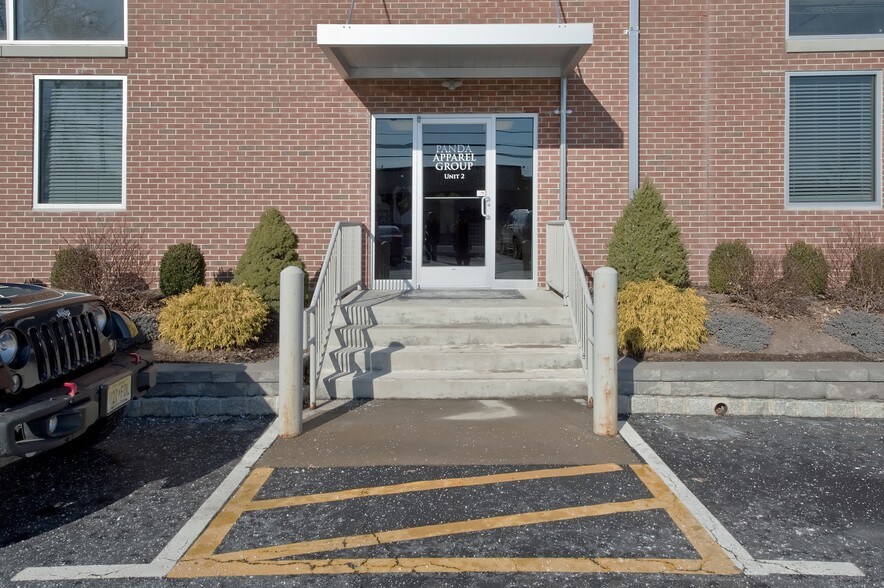 More Photos Of 10 Fadem Rd, Springfield Warehouse For Lease