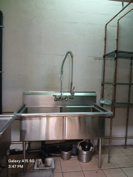 More Photos Of 2030 Homerule St, Honolulu Light Distribution For Lease