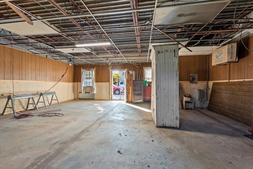 More Photos Of 256 Benmont Ave, Bennington Freestanding For Sale