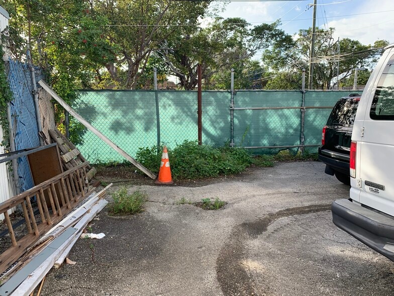 More Photos Of 1810 N Dixie Hwy, Hollywood Warehouse For Lease