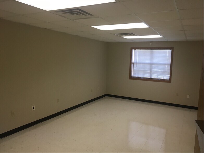 More Photos Of 5007 Highway 90 E, Broussard Light Distribution For Lease