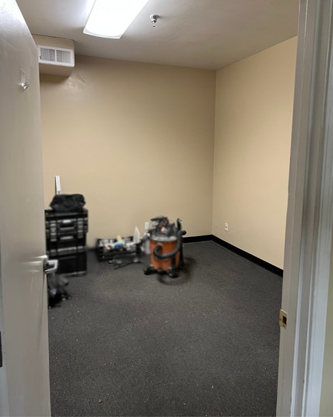 More Photos Of 200 China Grade Loop, Bakersfield Health Club For Lease