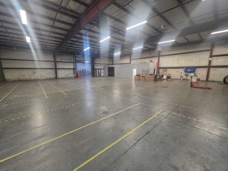 More Photos Of 709 Oak Hill Rd, Evansville Warehouse For Lease