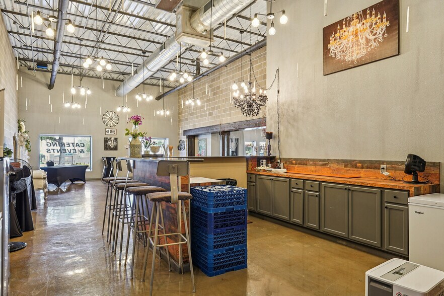 More Photos Of 109-111 S Main St, Irving Restaurant For Sale