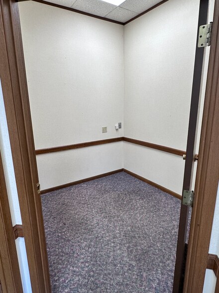 More Photos Of 1660-1728 Valley Loop Rd, Springfield Storefront Retail Office For Lease