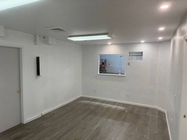 More Photos Of 17 Gramercy Pl, Thornwood Light Distribution For Lease