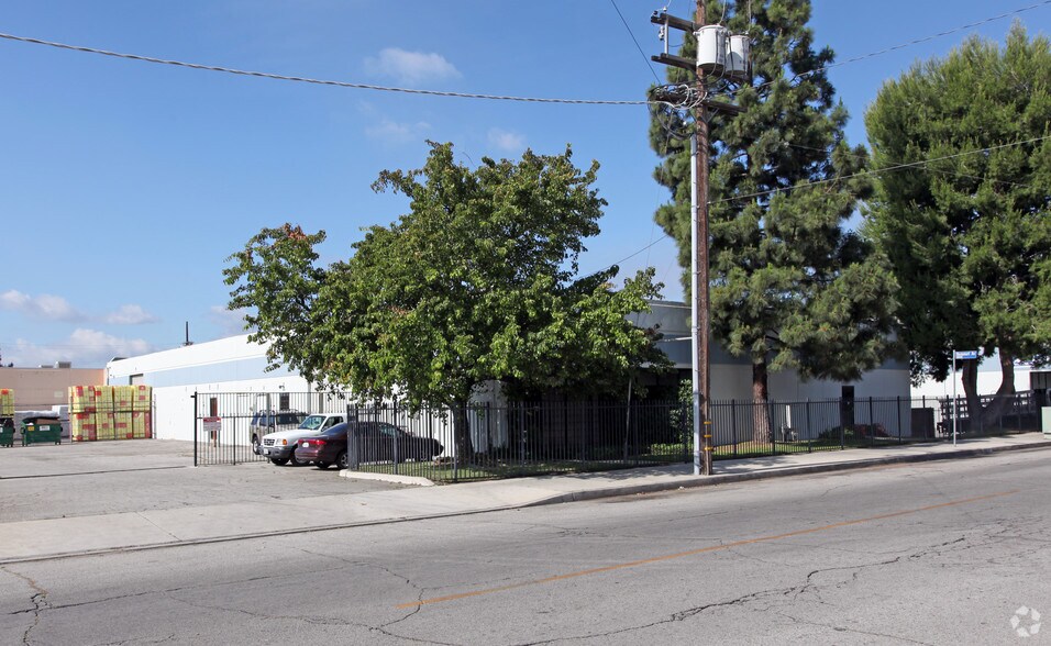 More Photos Of 21520 Strathern St, Canoga Park Service For Lease