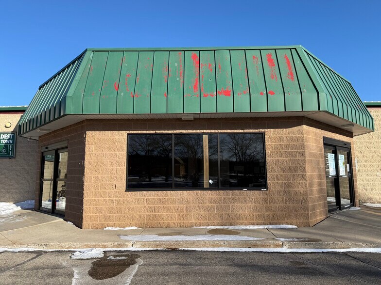 More Photos Of 808-810 N Monroe St, Waterloo Freestanding For Lease