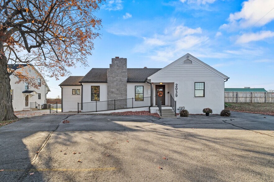 More Photos Of 2039 S Brentwood Blvd, Springfield Office For Sale