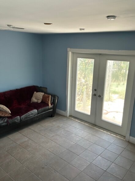 More Photos Of 609 S Himes Ave, Tampa Office For Lease