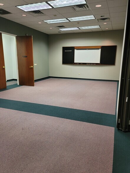 More Photos Of 15 SW Old State Capitol Plz, Springfield Office For Sale