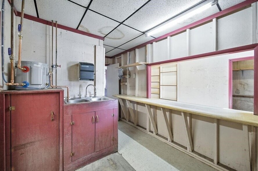 More Photos Of 136 Lake St, Penn Yan Freestanding For Lease