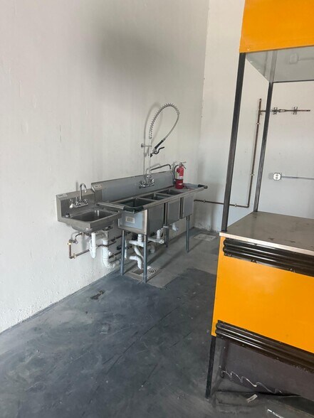 More Photos Of 205-209 NE 1st Ave, Hallandale Beach Flex For Lease