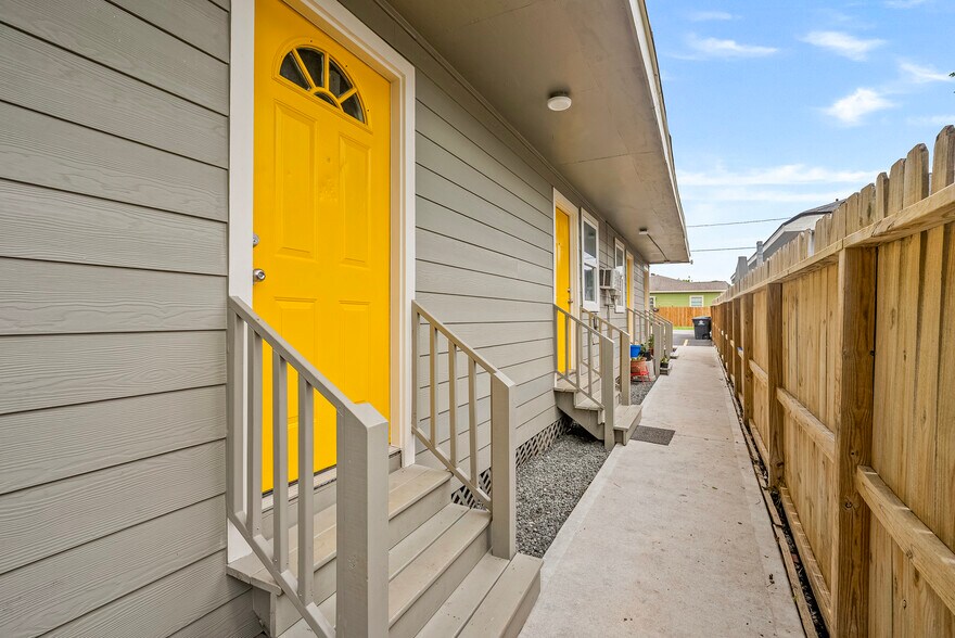 More Photos Of 7938 Kerr St, Houston Apartments For Sale