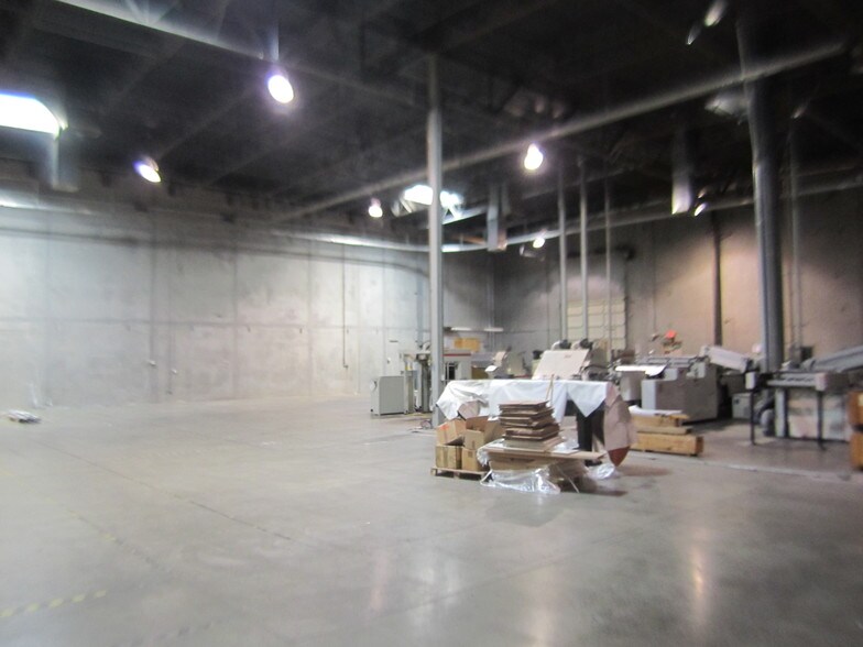 More Photos Of 7663 N San Fernando Rd, Burbank Warehouse For Lease