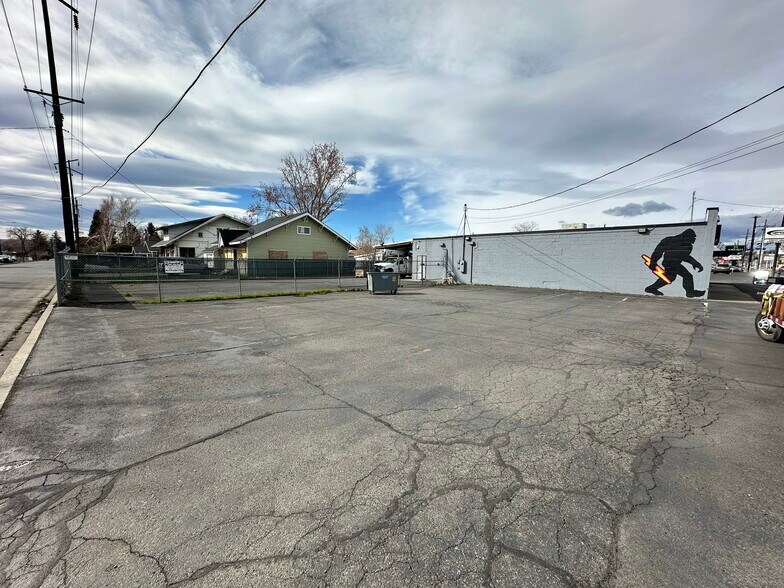 More Photos Of 1504 Fruitvale Blvd, Yakima Freestanding For Lease