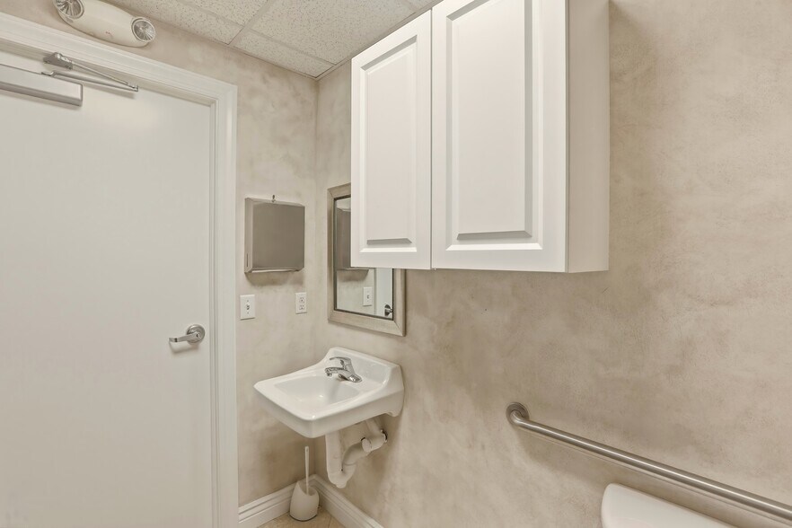 More Photos Of 15661 San Carlos Blvd, Fort Myers Medical For Lease