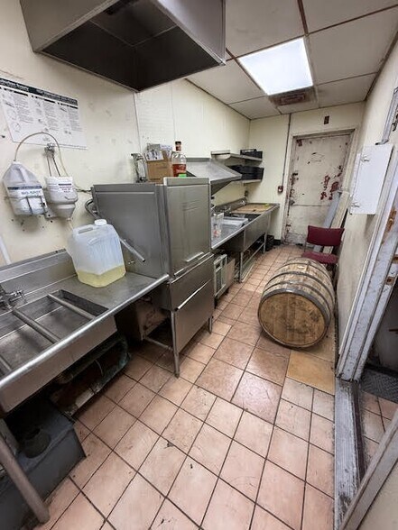 More Photos Of 888 Main St, Waltham Restaurant For Lease