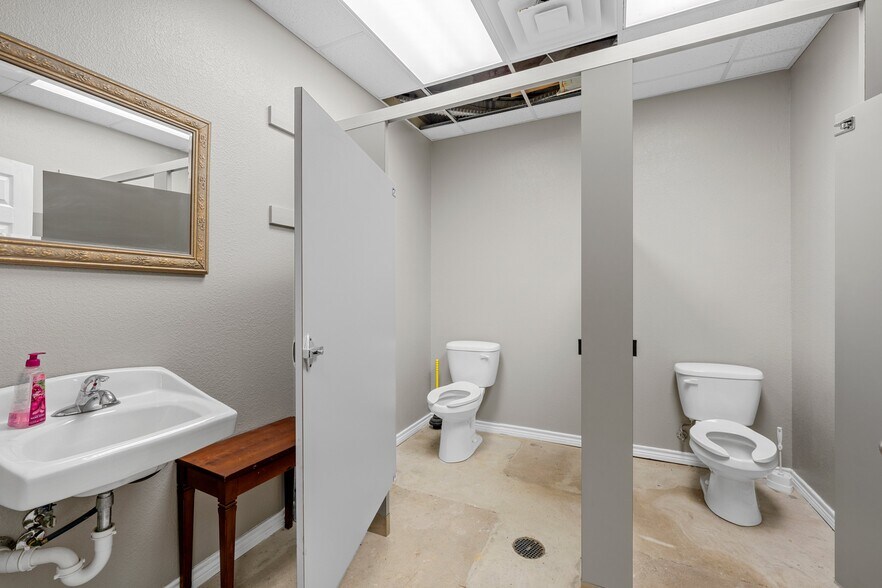 More Photos Of 219 Ave C, Rosebud General Retail For Sale