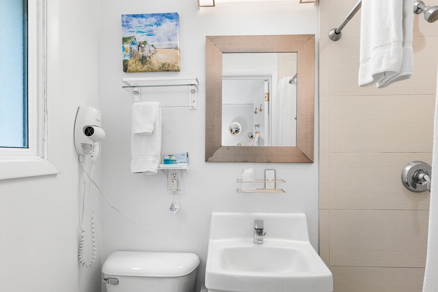 More Photos Of 488 South St, Green Lake Hotel For Sale