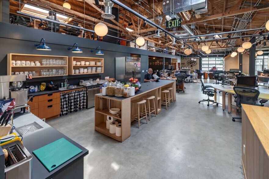 More Photos Of 4216 W Jefferson Blvd, Los Angeles Loft Creative Space For Lease