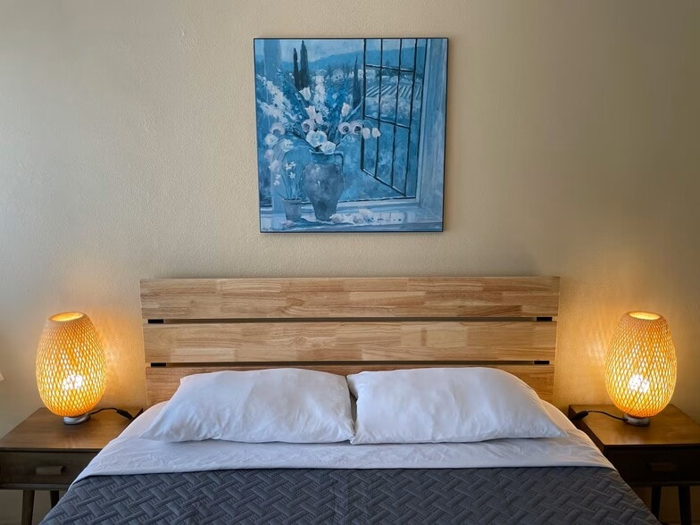 More Photos Of 1064 Broadway, Dunedin Hotel For Sale