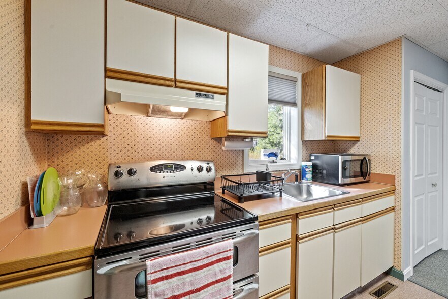 More Photos Of 214 Lake St, Bristol Office For Sale