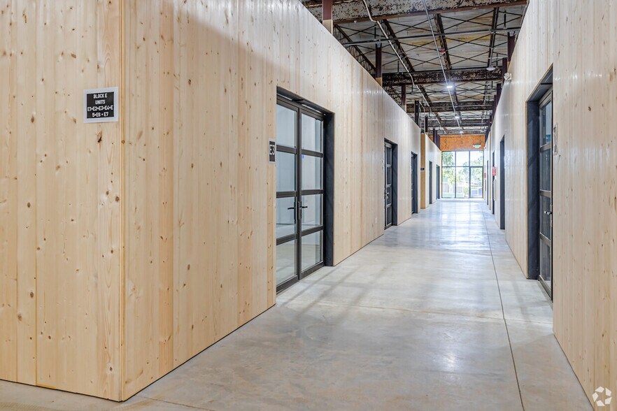 More Photos Of 600 S 1st St, Rogers Warehouse For Lease