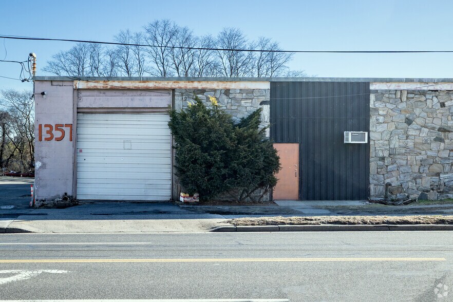 More Photos Of 1351-1357 Straight Path Rd, Wyandanch Warehouse For Lease