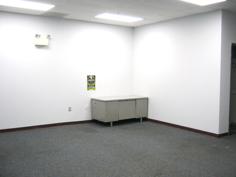 More Photos Of 166 Boulder Dr, Fitchburg Light Manufacturing For Lease