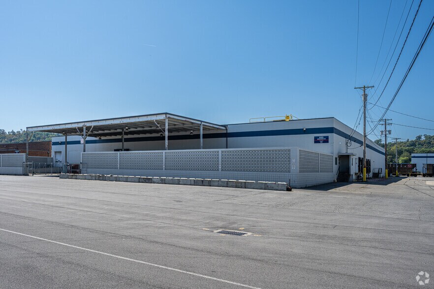 Primary Photo Of 633 Avenue B, Leetsdale Warehouse For Lease