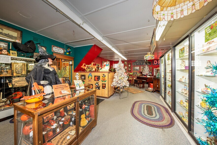 More Photos Of 890 Lake Ave, Woodstock General Retail For Sale