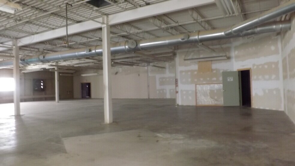 More Photos Of 700 Hepburn St, Milton Showroom For Lease