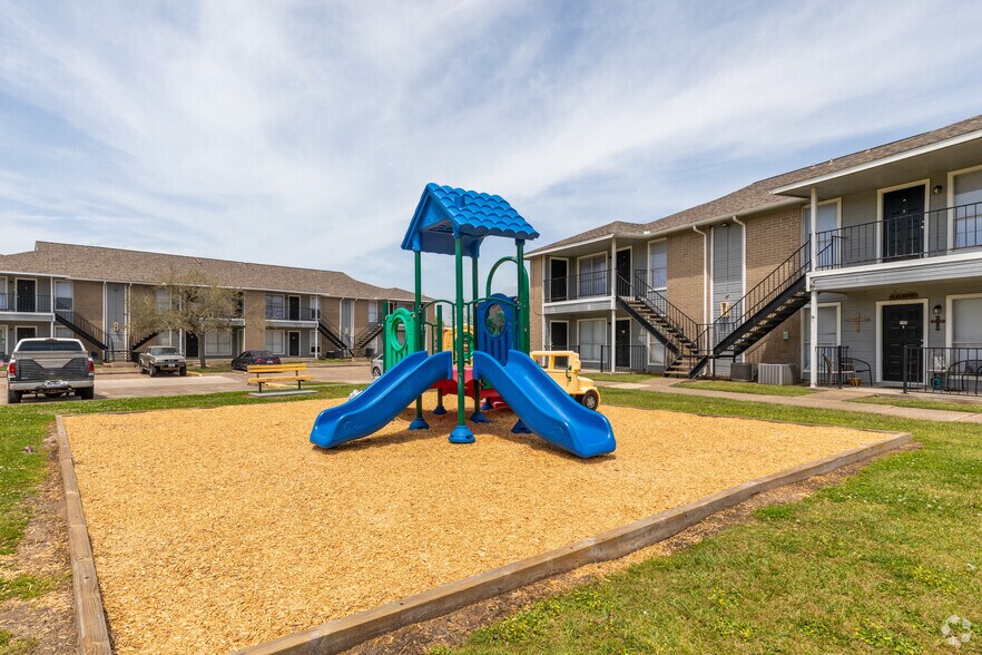 More Photos Of 1010 Magnolia Dr, Freeport Apartments For Sale