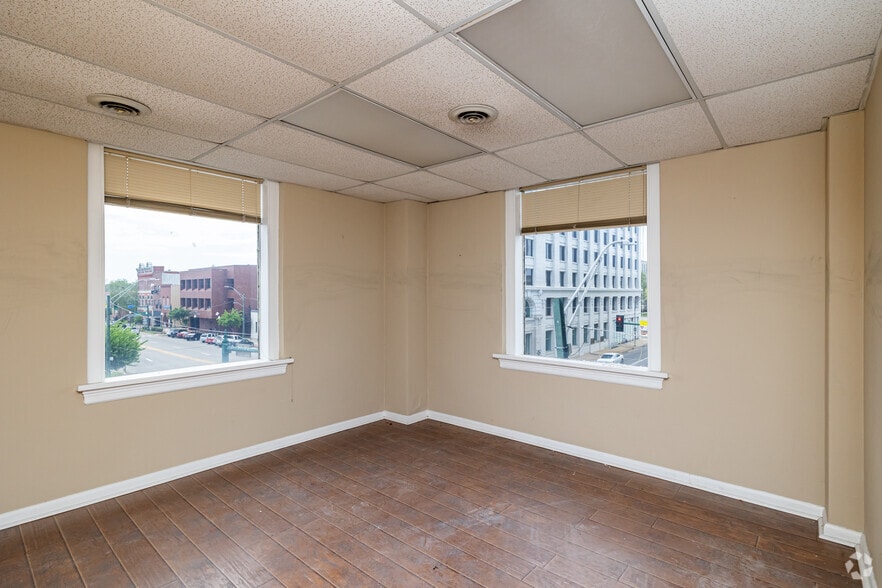 More Photos Of 523 Garrison Ave, Fort Smith Office For Sale